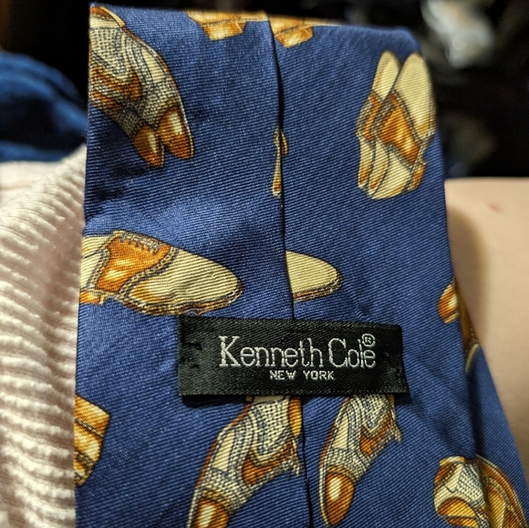 Vintage Kenneth Cole silk tie with all over shoe design. - Picture 2 of 5